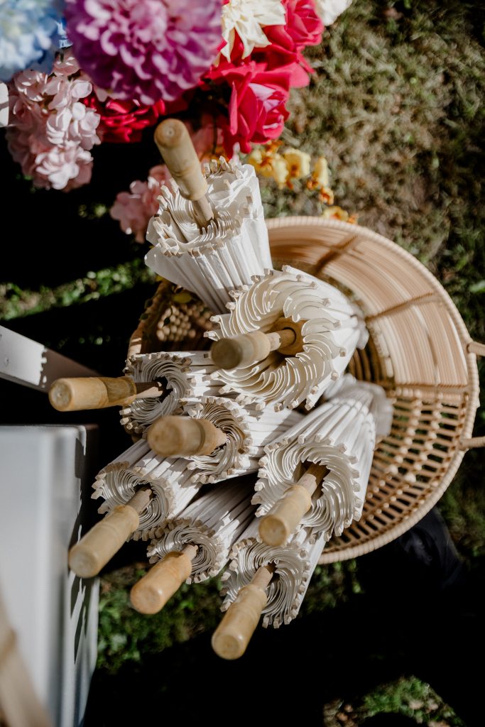Hochzeitsfotografie Detail Sonnenschirme modern luxury Gartenparty