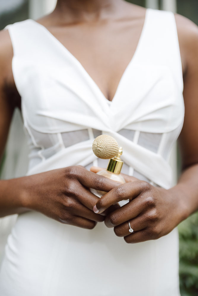 elegante moderne Braut mir Parfumflakon